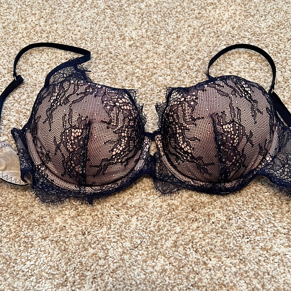NWOT VS lined plunge bra with lace detailing